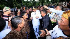 Gubernur DKI Jakarta. Anies Baswedan saat akan masuk gerbang utama Balai Kota Jakarta, Senin (16/10). Ribuan warga menyambut kedatangan Anies Baswedan dan Sandiaga Uno usai dilantik sebagai Gubernur dan Wakil Gubernur. (Liputan6.com/Helmi Fithriansyah)
