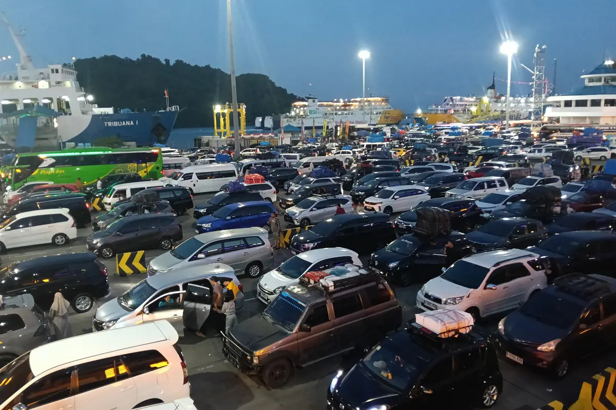 Pelabuhan Merak Padat Antrean Pemudik