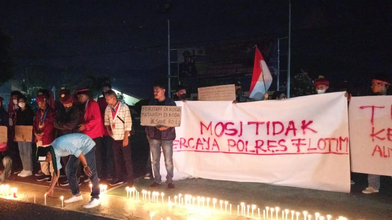 Aksi 1000 lilin di depan Mapolres Flores Timur, Nusa Tenggara Timur (NTT) Sabtu, (24/03/2024) malam. (Foto: Liputan6.com/Ola Keda)