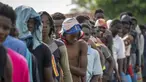 Imigran Haiti berbaris untuk sarapan di sebuah perkemahan yang digunakan untuk menampung sekelompok besar migran Haiti di Sierra Morena di provinsi Villa Clara Kuba, Kamis (26/5/2022). Sebuah kapal yang membawa lebih dari 800 warga Haiti yang berusaha mencapai Amerika Serikat malah berakhir di pantai Kuba tengah. (AP Photo/Ramon Espinosa)