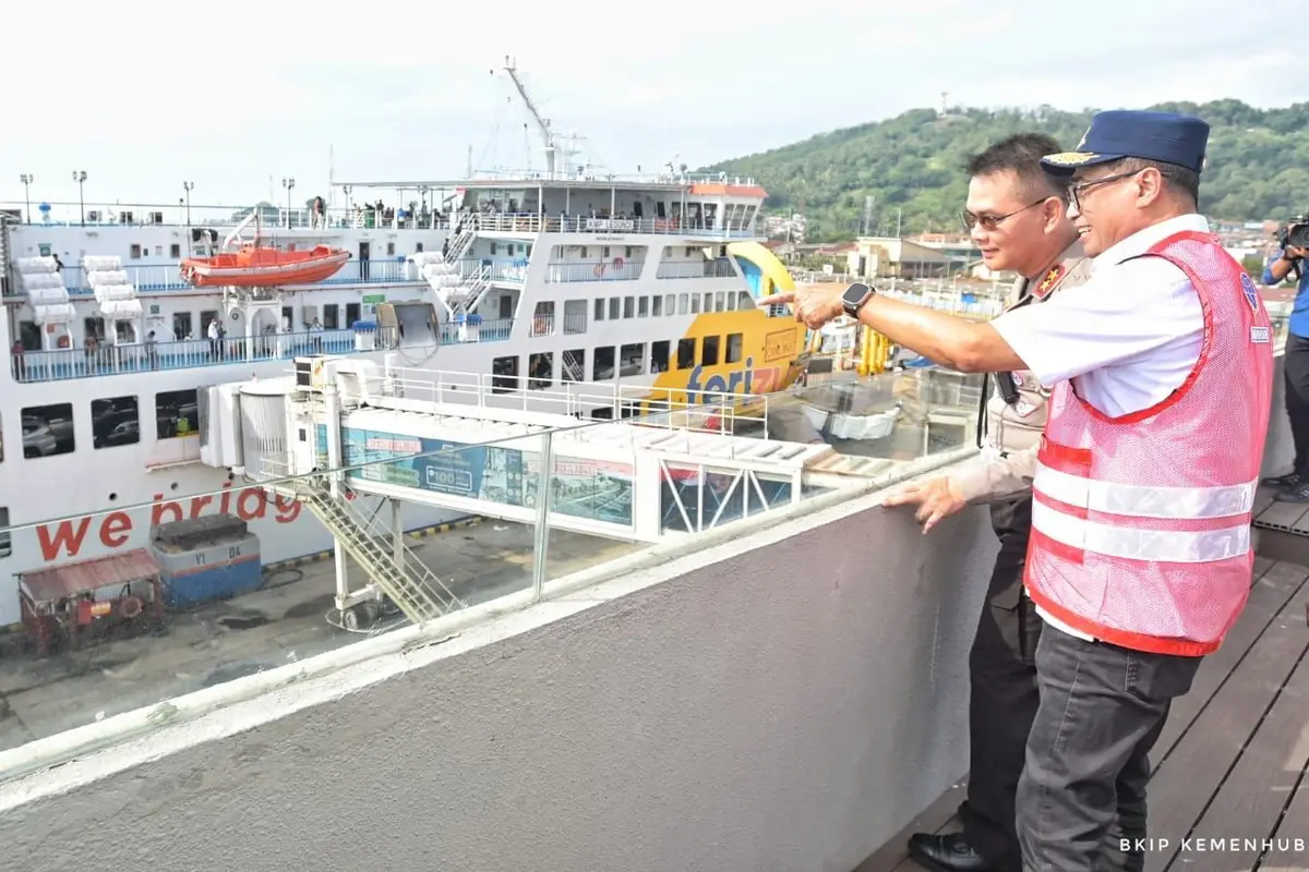 Menteri Perhubungan Budi Karya Sumadi meninjau Pelabuhan Merak – Bakauheni, Sabtu (24/12/2022). Dalam tinjauan ini Menhub meminta PT ASDP Indonesia Ferry mengantisipasi potensi gangguan cuaca. (Dok Kemenhub)