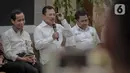 Menkes Terawan Agus Putranto (tengah) memberikan keterangan dua WNI yang terjangkit virus corona di Kemenkes, Jakarta, Senin (2/3/2020). Diketahui, keduanya tertular virus corona dari warga negara Jepang yang berkunjung ke rumah mereka di Depok, beberapa waktu lalu. (Liputan6.com/Faizal Fanani)