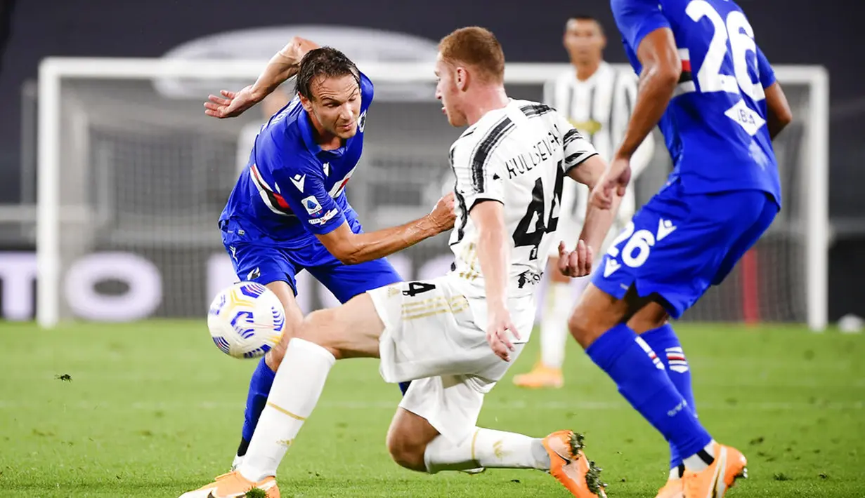 Pemain Sampdoria Albin Ekdal (kiri) berebut bola dengan pemain Juventus Dejan Kulusevski (tengah) pada pertandingan Serie A di Stadion Allianz, Turin, Italia, Minggu (20/9/2020). Juventus menaklukkan Sampdoria dengan skor 3-0.  (Marco Alpozzi/LaPresse via AP)