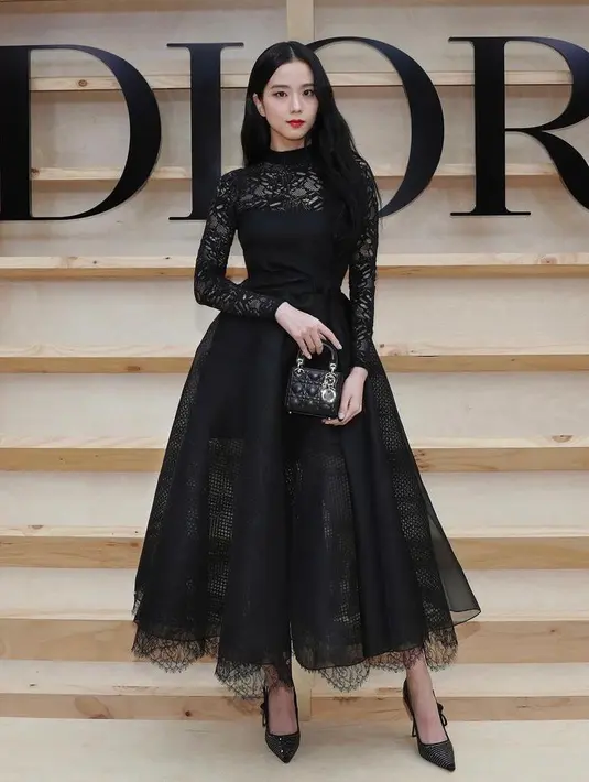 <p>Jisoo BLACKPINK sukses mencuri perhatian lewat tampilannya yang elegan di Fashion Show Dior. Duta global Dior tersebut mengenakan gaun berenda dari koleksi Autumn Winter 2022-2023. Gayanya disempurnakan dengan tas Lady Dior with micro format. (Instagram/Dior).</p>