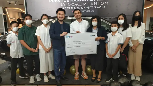 Raffi Ahmad membeli mobil mewah Rolls Royce Phantom seharga Rp 20 miliar