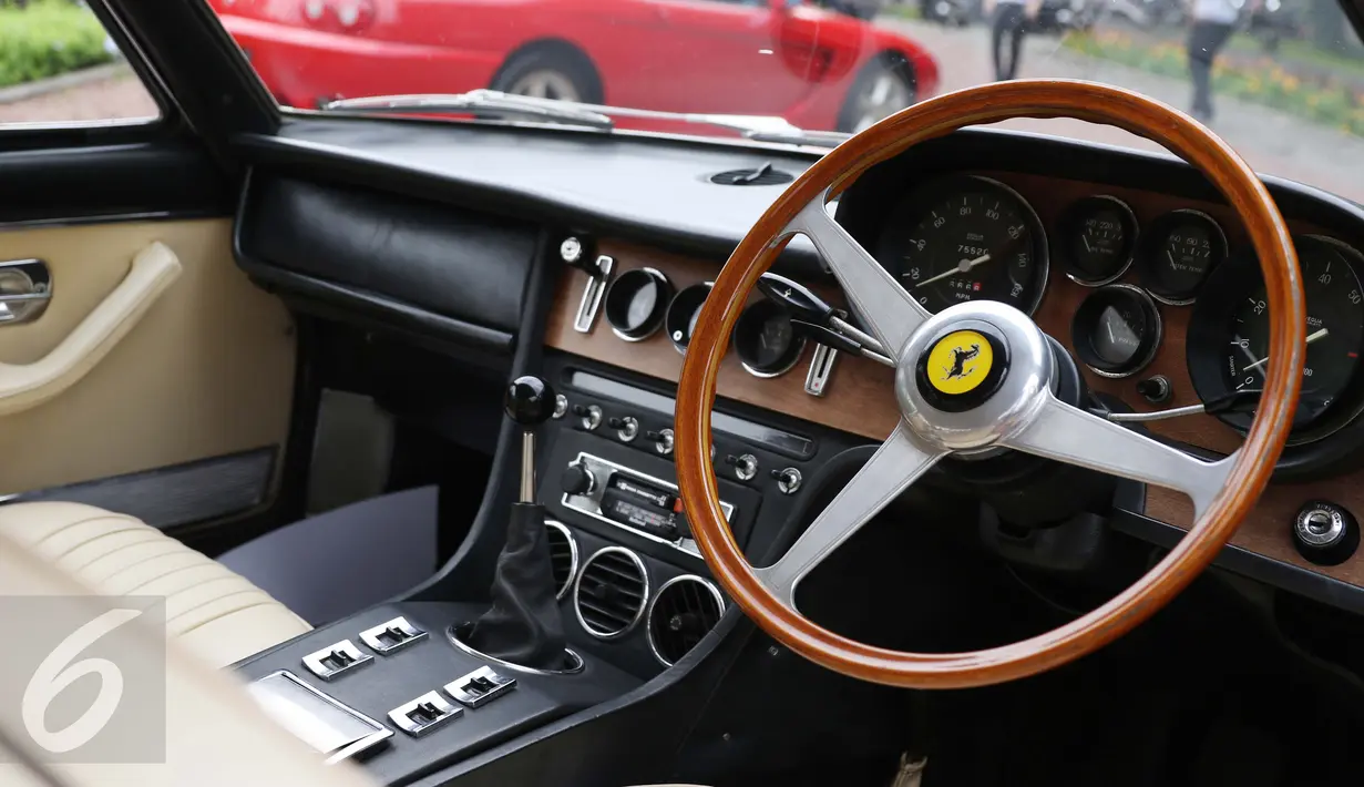 Interior salah satu mobil Ferrari klasik yang dipamerkan di Gedung Arsip Nasional, Jakarta, Selasa (14/3). Importir resmi Ferrari di Indonesia memamerkan 10 Ferrari klasik yang pernah menjadi ikon pada masanya masing-masing. (Liputan6.com/Angga Yuniar)