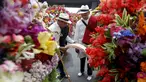 Warga melihat rangkaian bunga saat digelarnya festival bunga tahunan di Medellin, Kolombia, Minggu (9/8/2015). Festival yang dikenal dengan nama Silleteros Parade ini telah dilangsungkan sejak 1957. (REUTERS/Fredy Builes)