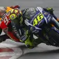 Pebalap Movistar Yamaha Valentino Rossi ditempel ketat pebalap Repsol Honda Marc Marquez dalam ajang MotoGP Inggris Raya di Sirkuit Silverstones, Minggu (30/8/2015).  (Liputan6.com/REUTERS/Darren Staples)