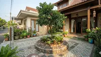 9 Pohon Buah Berakar Dangkal untuk Halaman Depan dengan Lantai Keramik