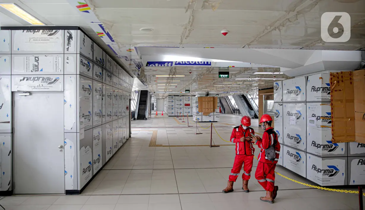 Petugas mengecek kesiapan stasiun LRT TMII, Jakarta, Rabu (11/11/2020). Tes dilakukan mulai dari uji kelayakan hingga kebisingan. Ditargetkan LRT Jabodebek beroperasi pertengahan 2022. (Liputan6.com/Faizal Fanani)