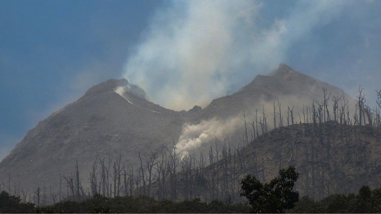 Gunung Lewotobi Laki-Laki erupsi