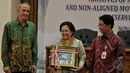 Megawati Soekarnoputri mendapat cinderamata usai menyampaikan pidato kebudayaan di Gedung Arsip Nasional, Jakarta, Selasa (26/5/2015). Megawati mendukung langkah ANRI untuk menjadikan arsip KAA sebagai warisan dunia. (Liputan6.com/Johan Tallo)