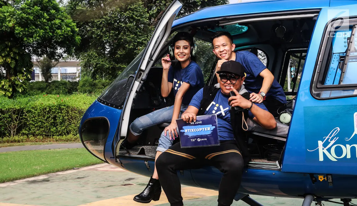 Penyanyi Awkarin (kiri) usai menemani para pemenang kompetisi foto #TIXCOPTER berkeliling naik helikopter di Jakarta, Rabu (25/7). Acara ini diselenggarakan oleh TIX ID bekerja sama dengan Dompet Digital Indonesia (DANA). (Liputan6.com/JohanTallo)