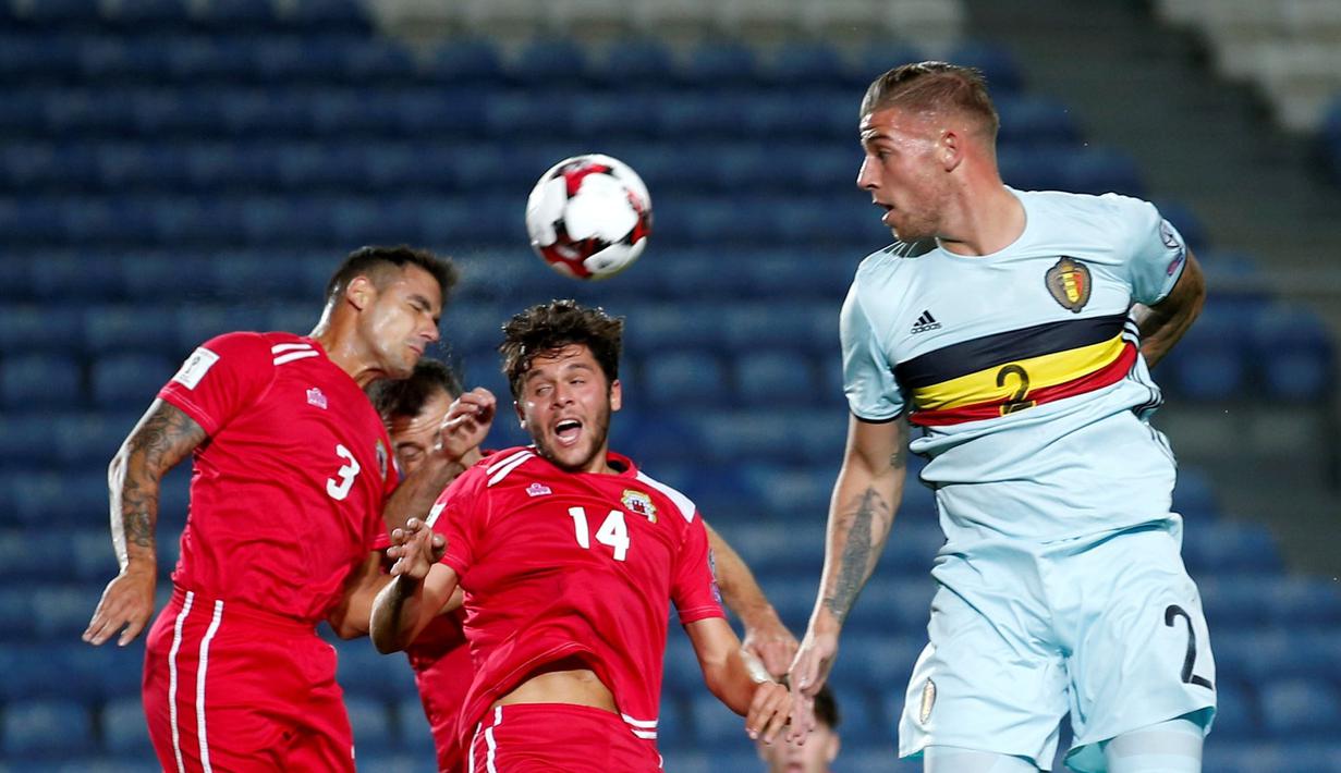 Duel antara pemain Belgia dan pemain Gibraltar dalam laga lanjutan Grup C Kualifikasi Piala Dunia 2018 zona Eropa di Faro Municipal Stadium, Faro, Gibraltar, Selasa (11/10/2016). (Reuters/Rafael Marchante)