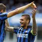 Mauro Icardi (R) celebrates with his team mate Stevan Jovetic after scoring against Chievo Verona's during their Serie A soccer match at Bentegodi stadium in Verona, Italy, September 20, 2015. REUTERS/Stefano Rellandini