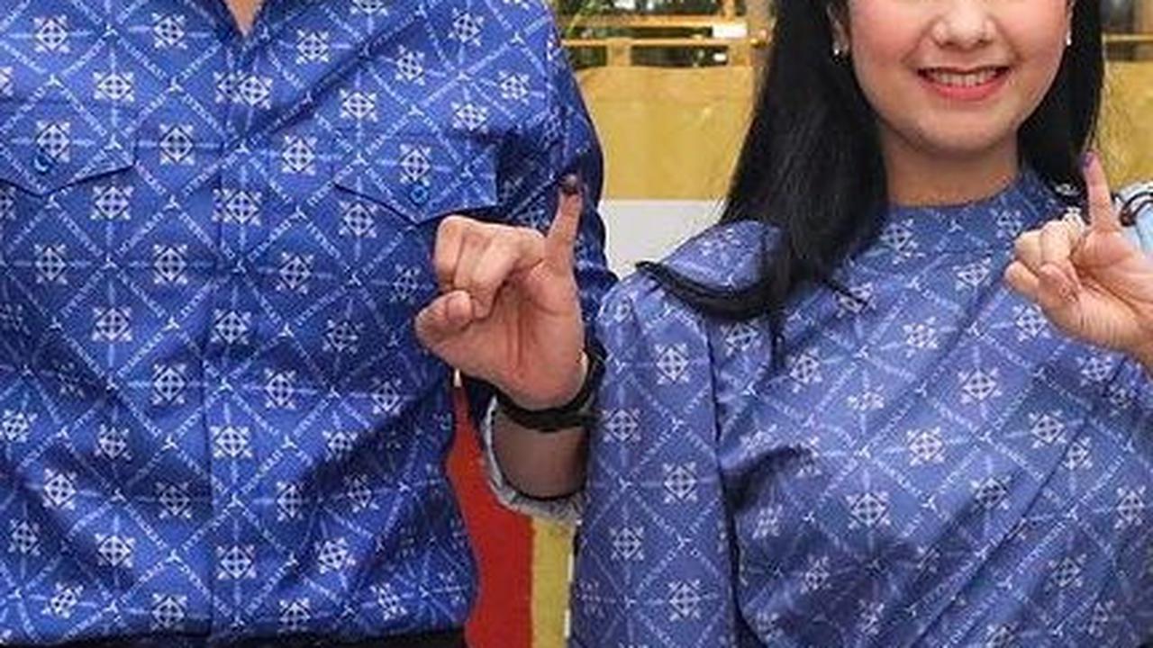 Annisa Pohan juga datang bareng suami saat memberikan suara di TPS. Pasangan ini kompak kompak mengenakan batik warna biru.&nbsp;
