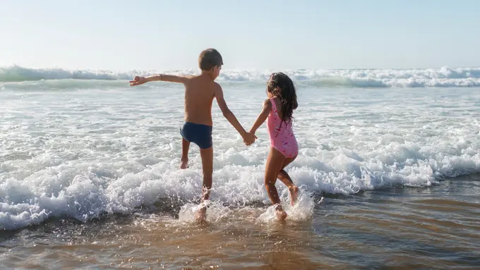 Panduan Aman Mengajak Anak Berenang di Pantai saat Liburan Sekolah