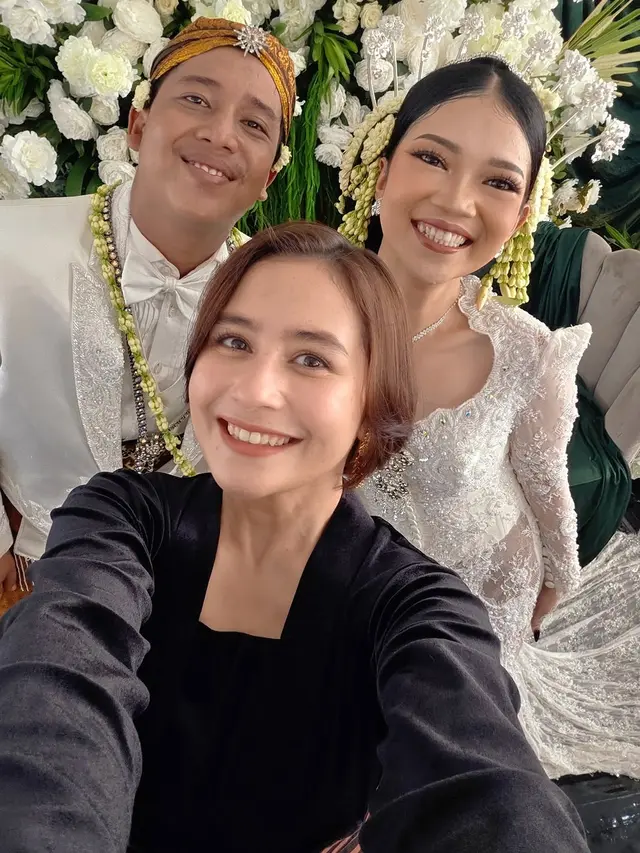 Makeup Prilly Latuconsina saat Hadir di Pernikahan Fansnya. [@prillylatuconsina96]