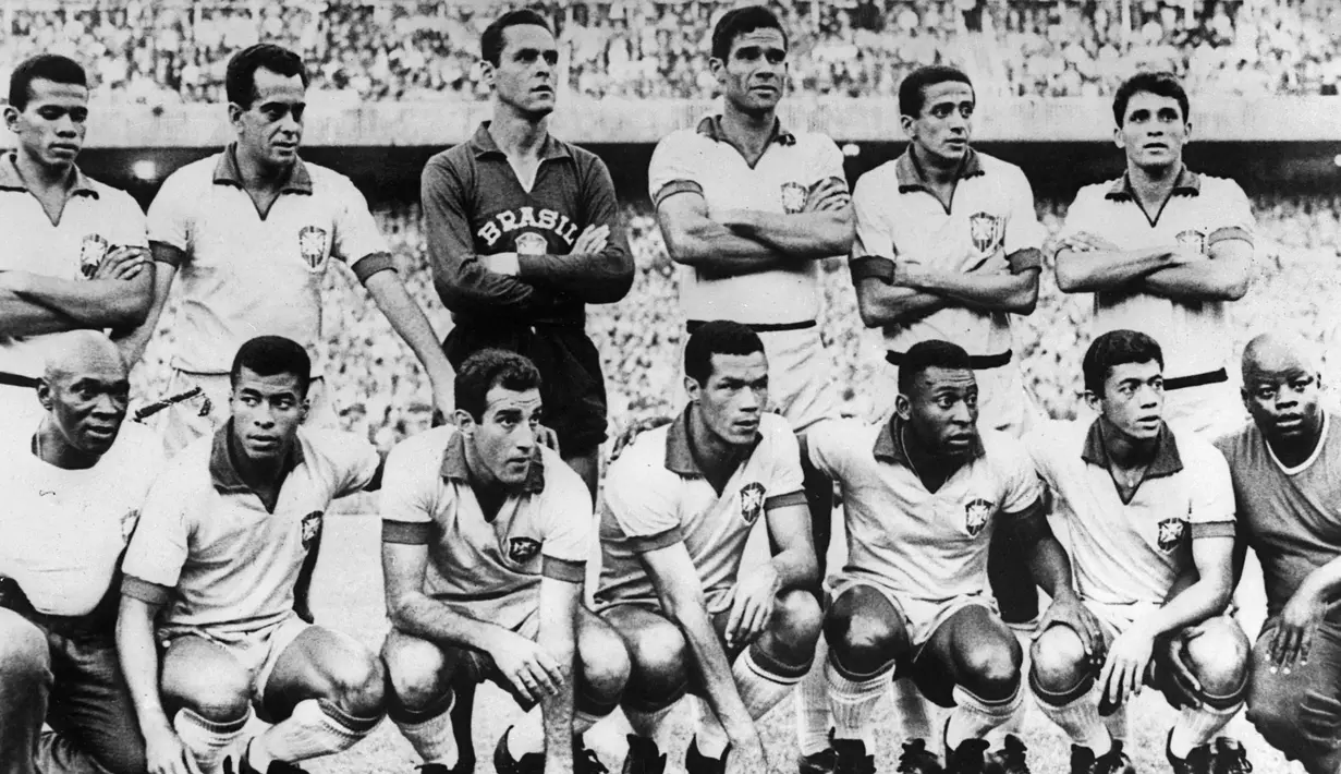 Brasil. Berstatus juara Piala Dunia 1964, Brasil langsung rontok di fase grup Piala Dunia 1966 di Inggris. Tergabung di Grup 3, Pele dkk hanya mampu menempati posisi ke-3 dengan raihan 2 poin, hasil dari 1 kali menang dan 2 kali kalah. Satu-satunya kemenangan diraih saat Brasil menang 2-0 atas Bulgaria pada matchday pertama. Sementara pada matchday kedua Brasil kalah 1-3 dari Hungaria dan di matchday ketiga kembali kalah 1-3 dari Portugal. (AFP/Staff)