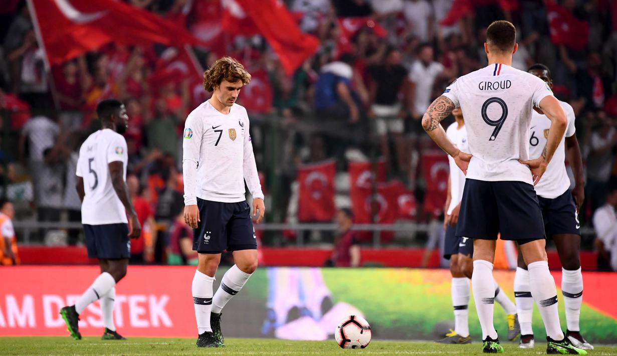Para pemain Prancis tampak lesu usai ditaklukkan Turki pada laga kualifikasi Piala Eropa 2020 di Stadion Buyuksehir Belediyesi, Minggu (9/6). Turki menang 2-0 atas Prancis. (AFP/Franck Fife)