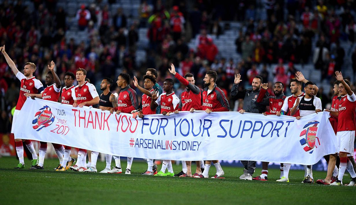 Para pemain Arsenal membentangkan spanduk ucapan terimakasih usai pertandingan melawan Western Sydney Wanderers pada laga persahabatan di ANZ Stadium, Sabtu (15/7/2017). Arsenal menang 3-1 atas Western Sydney Wanderers. (EPA/Dan Himbrechts)