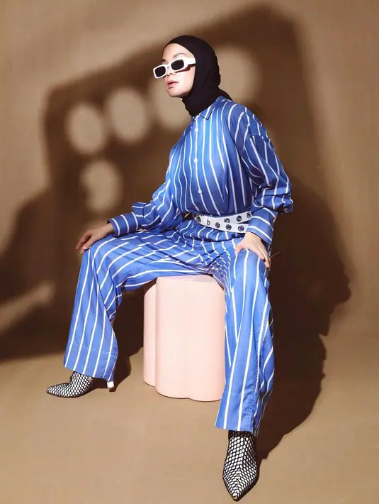<p>One set striped berwarna biru.&nbsp;(instagram/tantrinamirah)</p>