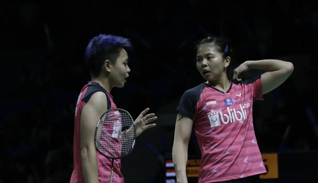 Pasangan Indonesia, Greysia Polii/Apriyani Rahayu, saat melawan wakil Jepang, Ayako Sakuramoto/Yukiko Takahata pada Indonesia Open 2019 di Istora, Jakarta, Selasa (16/7). Pasangan Indonesia menang 21-15, 21-16. (Bola.com/M Iqbal Ichsan)
