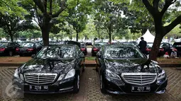 Dua dari ratusan mobil mewah di Parkir Timur (Parkit) Senayan, Jakarta Pusat, Rabu (3/1). Mobil mewah jenis Mercedes Benz tipe E, Mercedez Benz tipe S dan Toyota Alphard model terbaru itu akan digunakan rombongan Raja Salman. (Liputan6.com/Johan Tallo)
