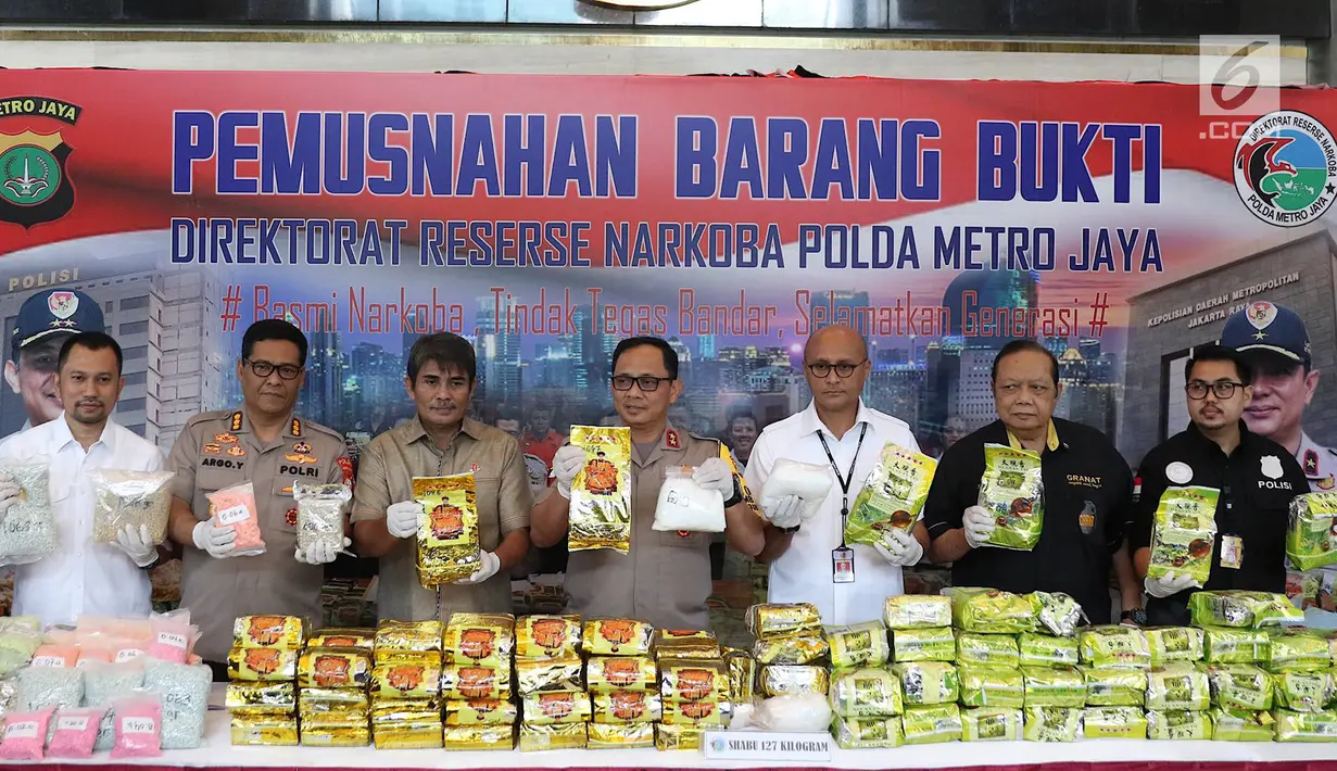 Kapolda Metro Jaya Irjen Pol Gatot Eddy Pramono (tengah) beserta jajarannya menunjukkan barang bukti kasus penyelundupan narkoba sebelum dimusnahkan di Jakarta, Senin (18/2). (Liputan6.com/Immanuel Antonius)