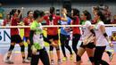 Pemain voli Jakarta Elektrik PLN melakukan selebrasi usai mencetak angka pada pertadingan Grand Final Proliga 2017 di GOR Among Rogo, Yogyakarta (23/4). Jakarta Elektrik PLN menang lewat sebuah pertarungan sengit. (Liputan6.com/Johan Tallo)