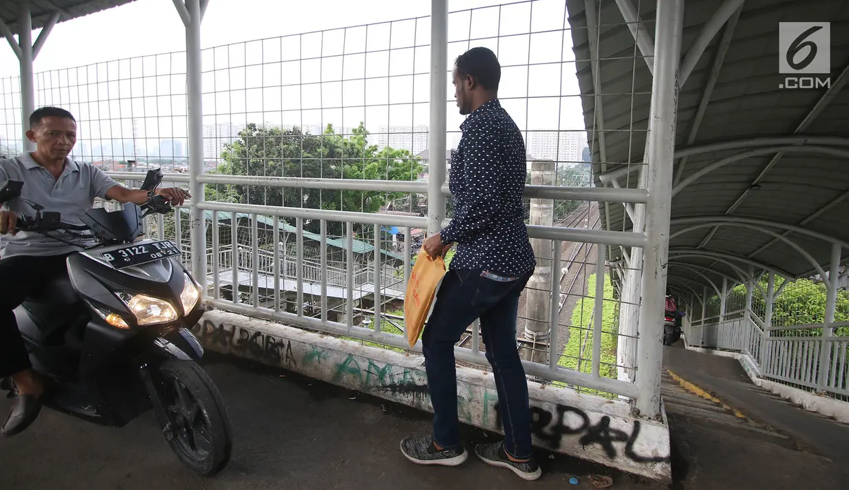 Pejalan kaki berjalan di jembatan penyeberangan yang dilewati sepeda motor di kawasan Pasar Minggu, Jakarta, Selasa (17/10). Selain mengganggu, kurangnya kesadaran berlalu lintas itu berpotensi membahayakan pejalan kaki. (Liputan6.com/Immanuel Antonius)