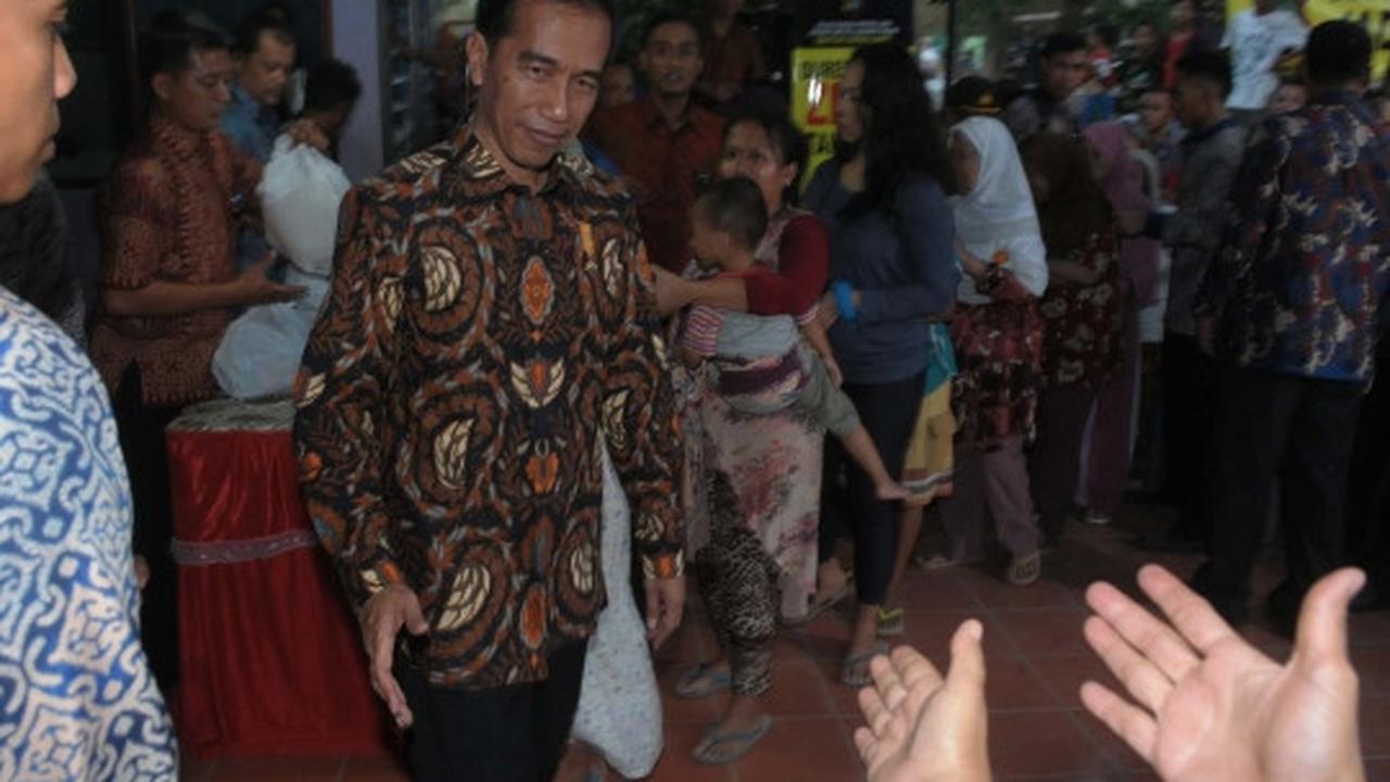 Bagi sembako gratis, Jokowi dikerumuni warga