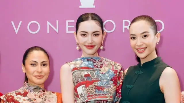 Valerie Thomas saat berfoto bersama Davika Artis Asal Thailand saat di Indonesia. [@valerieethomas]