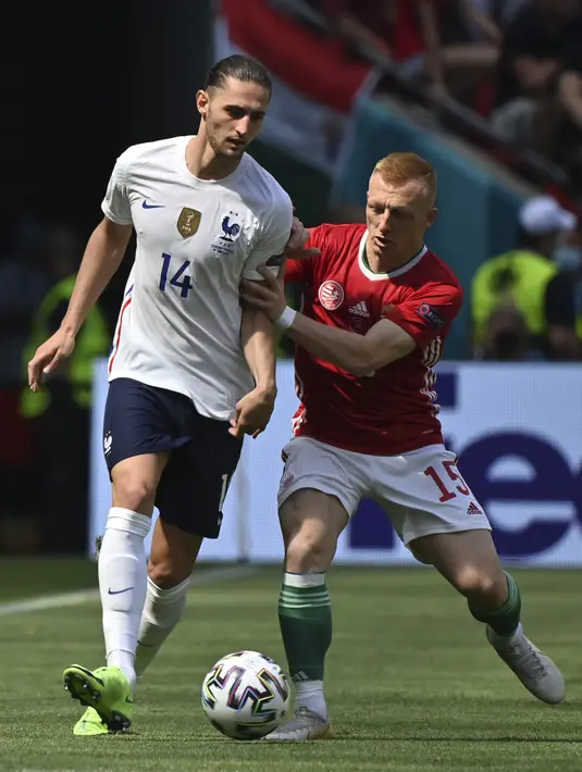 Gelandang Hungaria, Laszlo Kleinheisler berusaha merebut bola dari gelandang Prancis, Adrien Rabiot pada pertandingan grup F Euro 2020 di stadion Ferenc Puskas di Budapest, Hungaria, Sabtu (19/6/2021). Hungaria Kini berada di posisi ketiga klasemen dengan satu poin. (Tibor Illyes/Pool via AP)
