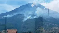 Gunung Sumbing terbakar di lima titik, Senin, 17 September 2018. (Liputan6.com/Sutopo Purwo Nugroho via Twitter/Muhamad Ridlo)