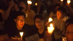 Warga Hong Kong menyalakan lilin untuk memperingati peristiwa Tiananmen di Hong Kong's Victoria Park, (4/6). (AP Photo/Kin Cheung)