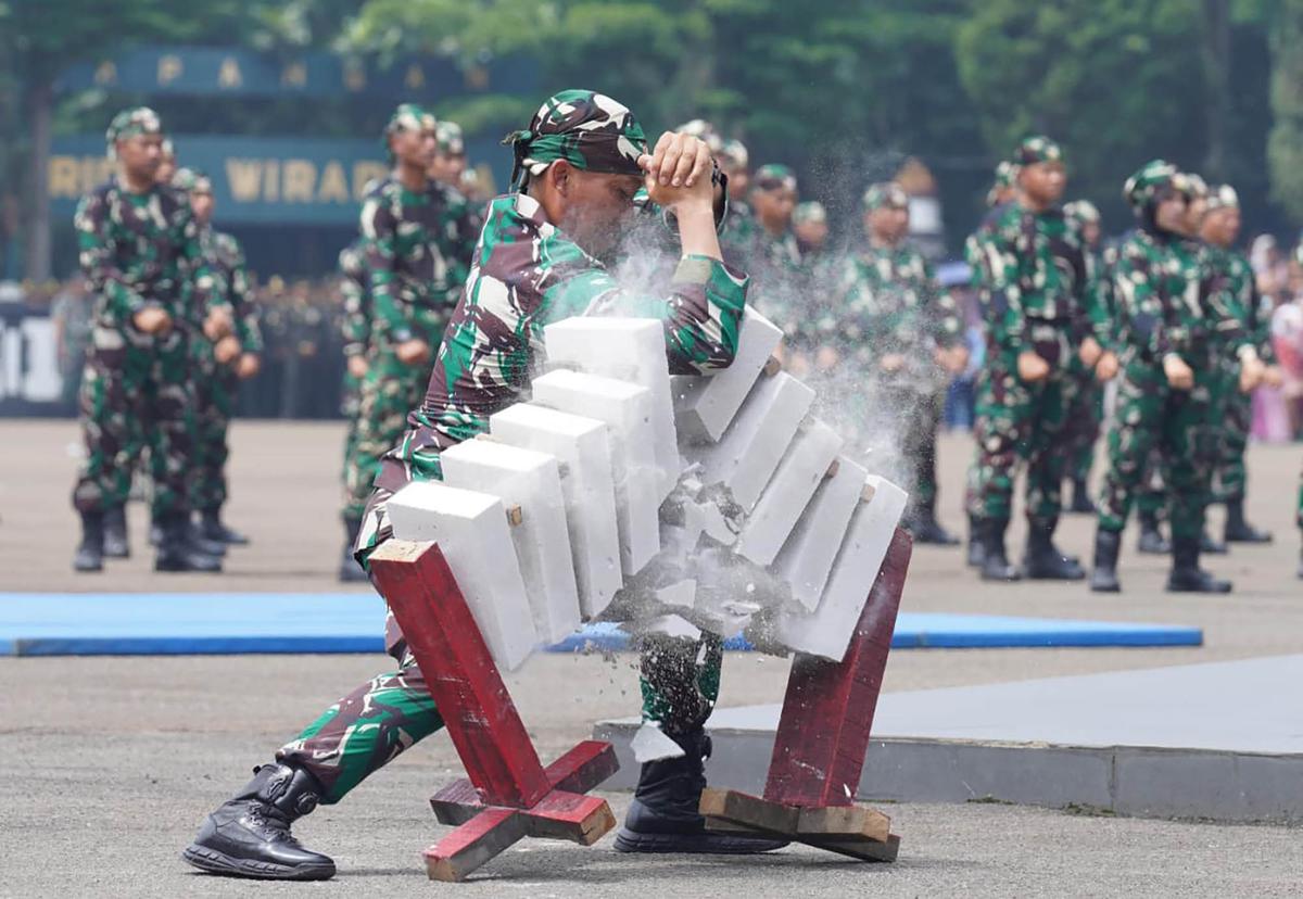 FOTO: Momen Akrab  Kasad Maruli Simanjuntak Kenakan Topi Berpuncak kepada Seorang Anak