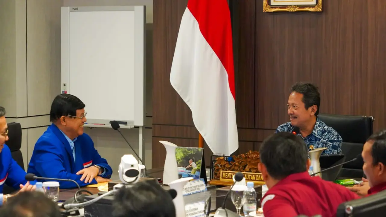 Ketua Umum Dewan Pimpinan Pusat (DPP) HNSI Mayjen (Purn.) Yussuf Solichien dan  Menteri Kelautan dan Perikanan Sakti Wahyu Trenggono (Istimewa)