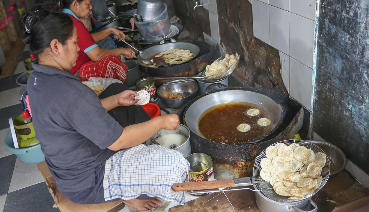 Berawal dari gang kecil di Jalan Haji Aom, Keramat Pela, Kebayoran Baru, usaha keripik tempe warga kini berkembang hingga menembus pasar internasional. Tampak dalam foto, pekerja menyelesaikan pembuatan keripik tempe di rumah usaha Keripik Tempe Mama Tina, Kebayoran Baru, Jakarta Selatan, Kamis (7/5/2026). (merdeka.com/Arie Basuki)
