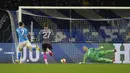 Gelandang Napoli, Elif Elmas (kiri) mencetak gol ke gawang Leicester City pada pertandingan Grup C Liga Europa di Stadion Diego Armando Maradona di Naples, Italia, Jumat (10/12/2021). Elif Elmas mencetak dua gol dan mengantar Napoli menang atas Leicester City 3-2. (AP Photo/Gregorio Borgia)