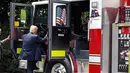 Presiden AS, Donald Trump mencoba menaiki sebuah truk pemadam kebakaran saat bersama Wapres Mike Pence menghadiri acara pameran produk bertajuk "Made in America" di Gedung Putih, Washington, Senin (17/7). (AP Photo/Alex Brandon)