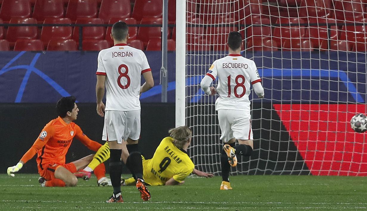 Striker Borussia Dortmund, Erling Haaland, mencetak gol ke gawang Sevilla pada laga Liga Champions di Stadion Ramon Sanchez Pizjuan, Kamis (18/2/2021). Dortmund menang dengan skor 2-3. (AP/Angel Fernandez)