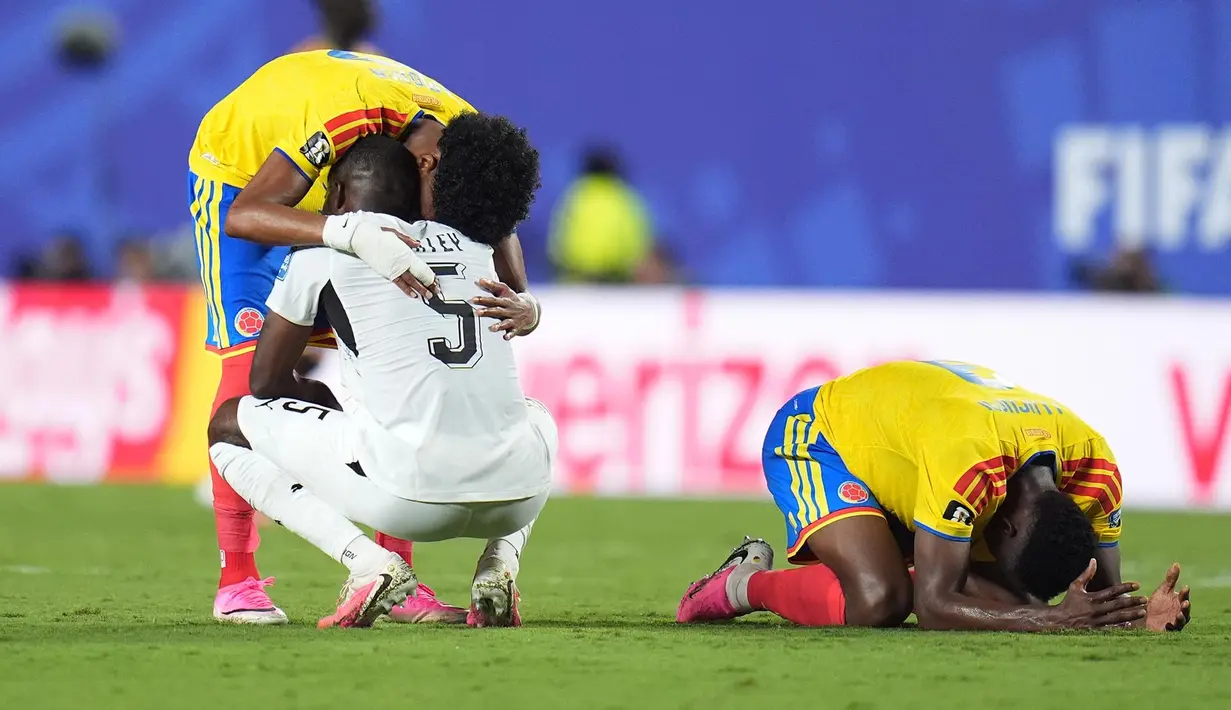 Pemain Kolombia Johan Mojica menghibur pemain GhanaThomas Partey usai pertandingan sepak bola babak 32 besar Piala Dunia antara Kolombia dan Ghana di Kansas City, Mo., Jumat (03/07/2026). (AP Photo/Jeff Roberson)