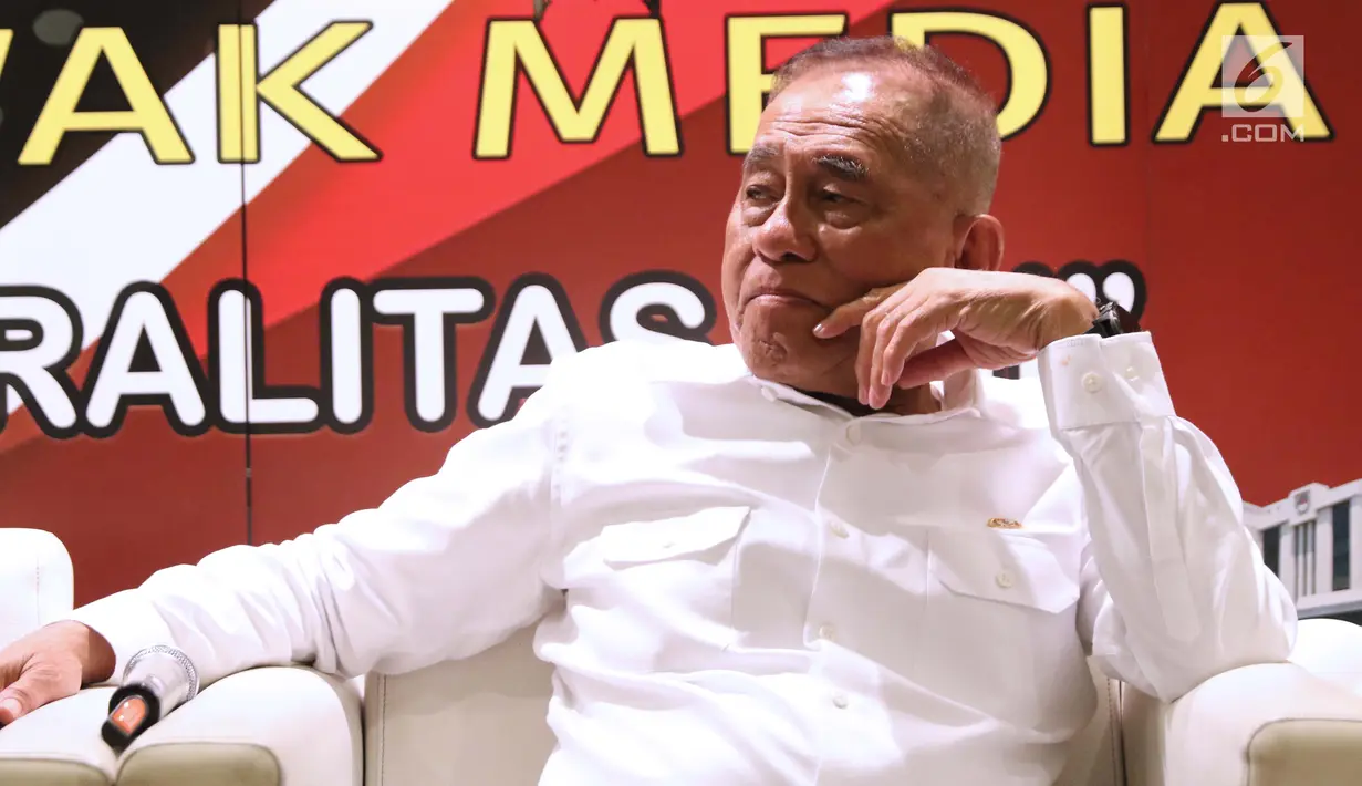 Menteri Pertahanan, Ryamizard Ryacudu saat memberi keterangan di Jakarta, Senin (15/4). Keterangan terkait sejumlah isu strategis jelang Pemilu 2019 dan Netralitas TNI. (Liputan6.com/Helmi Fithriansyah)