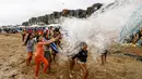 Anak-anak bermain dengan gelembung di pantai Cabourg, barat laut Prancis (18/8/2021). Seratus bus meninggalkan wilayah Paris dari delapan departemen Ile-de-France dengan 5.000 anak muda dari Ile-de-France dalam situasi genting yang belum sempat berangkat musim panas ini. (AFP/Sameer Al-Doumy)