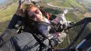 Tidak bersantai dan menikmati suasana, Prilly Latuconsina memacu adrenalin dengan menjajal olahraga ekstrem saat berada di Turki. Ia pun menjajal paragliding di daerah Pamukkale. Prilly pun nampak menikmati liburan di atas awan.