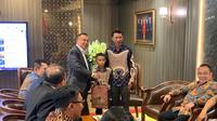 Pimpinan DPR RI menemui dan memberikan apresiasi pada Raihan Diaz Rinawi, bocah Sekolah Dasar Negeri 1 Way Muli di Lampung Selatan, yang memanjat tiang bendera saat Upacara HUT ke-80 RI (Istimewa)
