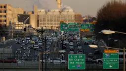 Sejumlah kendaraan memadati jalanan pada jam sibuk di dekat Capitol Power Plant Washington, AS, 20 Desember 2016. Kepadatan lalu lintas di Washington terlihat pada jam sibuk, terlebih memasuki libur Natal dan Tahun baru. (REUTERS/Joshua Roberts)