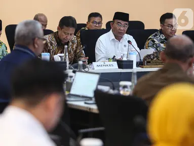 Menteri Koordinator Pembangunan Manusia dan Kebudayaan (Menko PMK), Muhadjir Effendy (kedua kanan depan) saat menggelar rapat tingkat menteri di Gedung Kementerian Koordinator Pembangunan Manusia dan Kebudayaan, Jakarta, Rabu (21/8/2024). (Liputan6.com/Angga Yuniar)