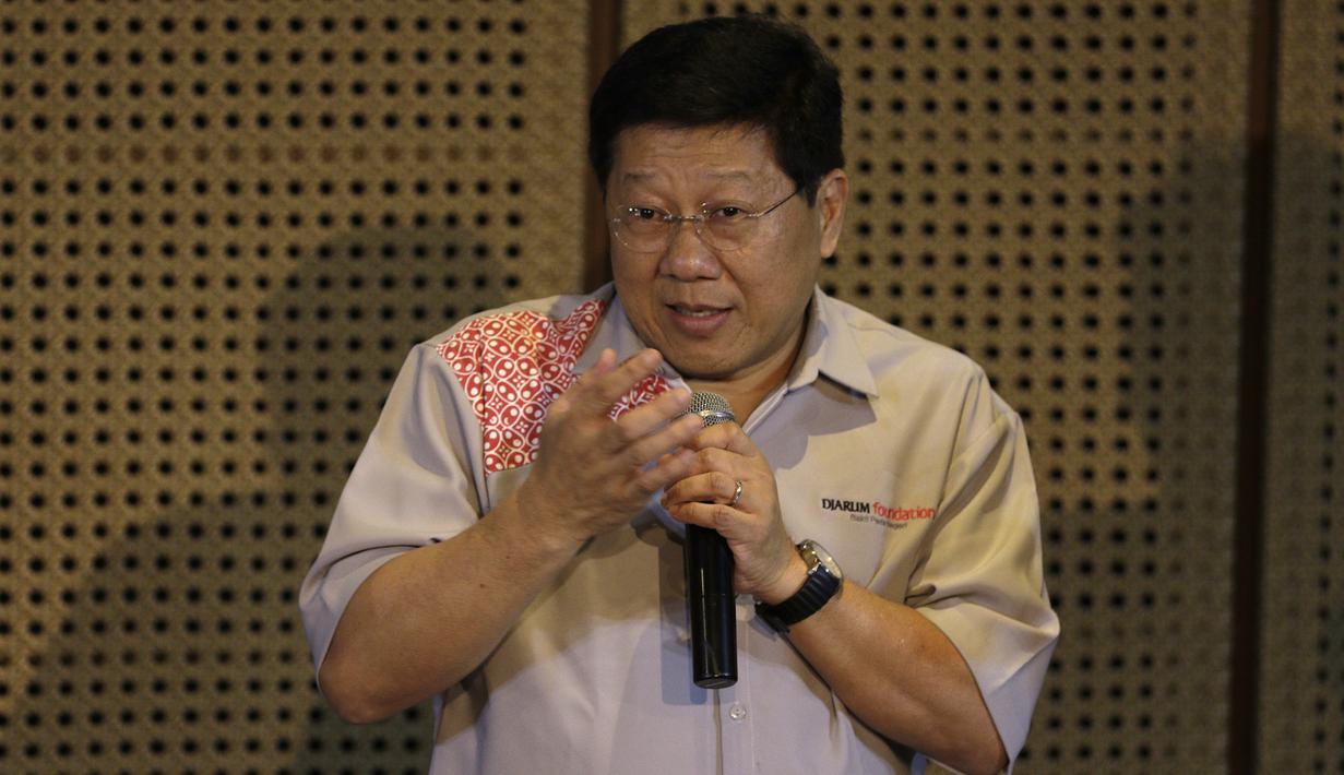 Program Director Bakti Olahraga Drarum Foundation, Yoppy Rosimin, saat konferensi pers pemberian apresiasi untuk Mohammad Ahsan di Galeri Indonesia Kaya, Jakarta, Rabu (4/9). Djarum Foundation beri bonus Rp 550 juta untuk Ahsan. (Bola.com/Yoppy Renato)